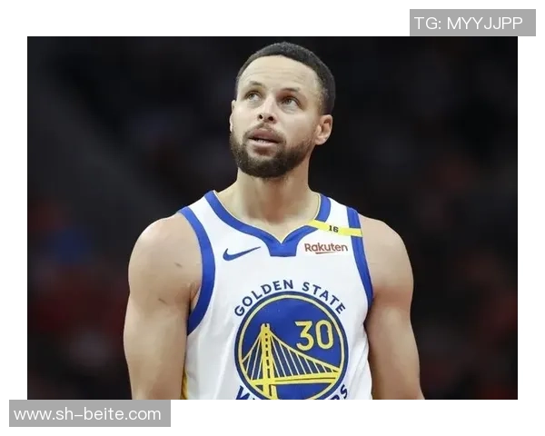 库里轻松发挥全场12投6中贡献14分5助攻巧妙吸引防守展现团队配合魅力